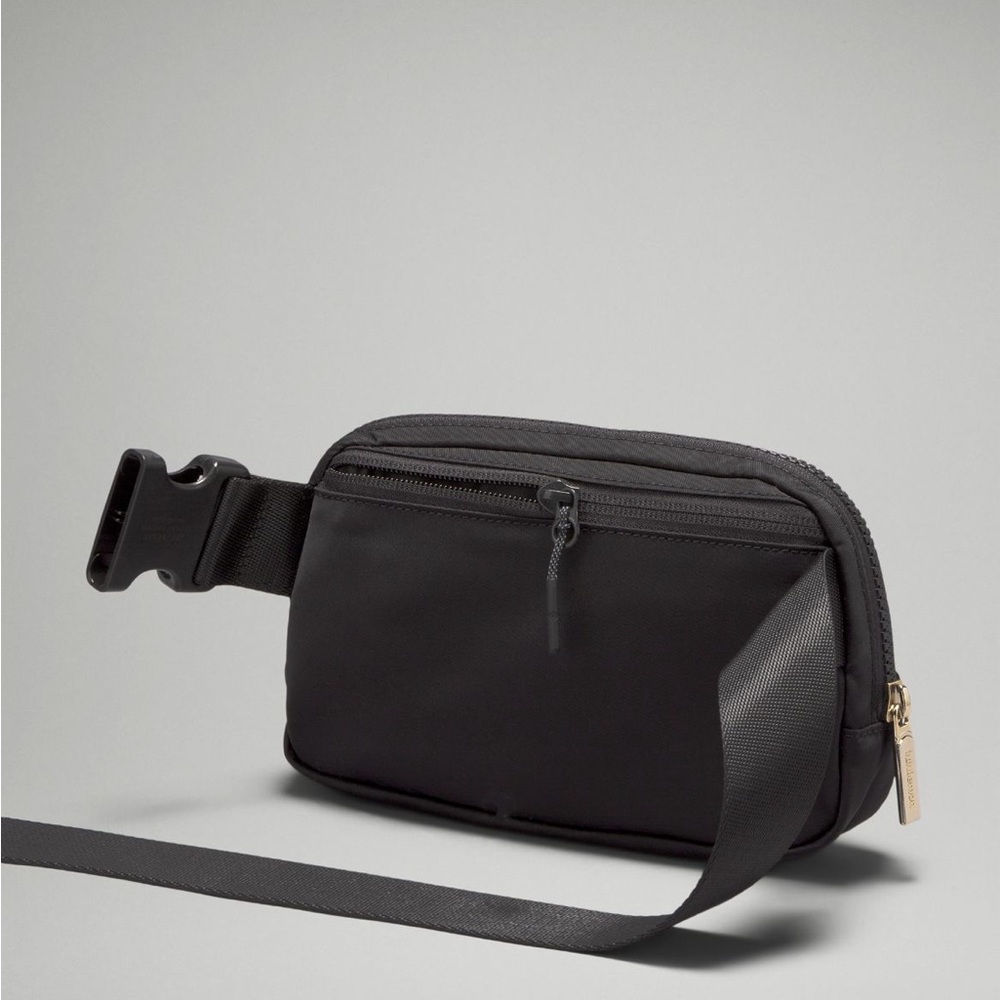 Lululemon black belt bag with gold hardware - Picture 4 of 5